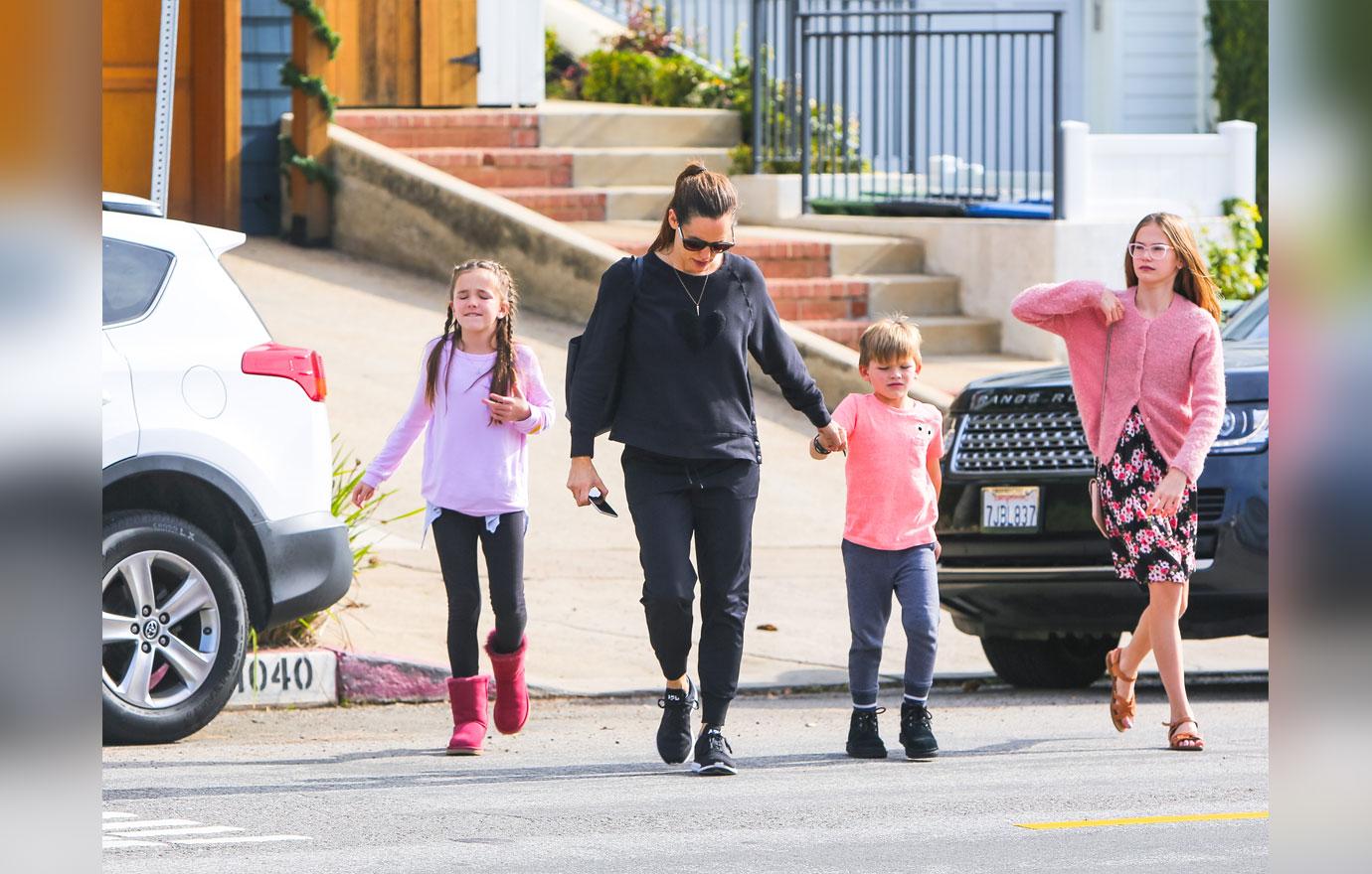 Jennifer Garner Out With Kids In Los Angeles