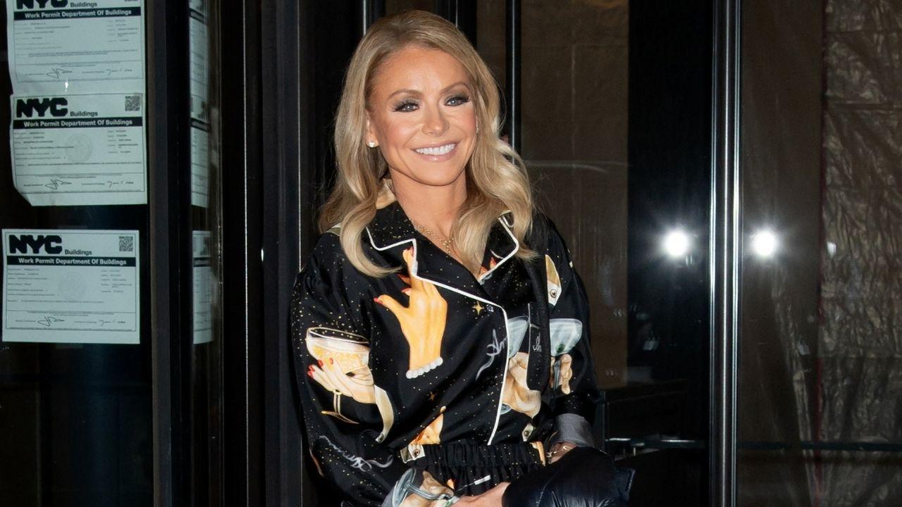 Image of Kelly Ripa says the crowd of people watching her try to parallel park only made things worse.