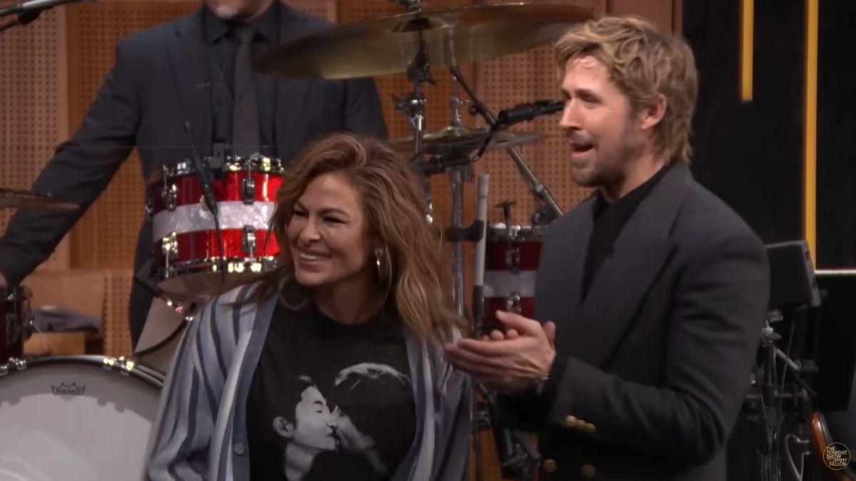 Photo of Eva Mendes and Ryan Gosling