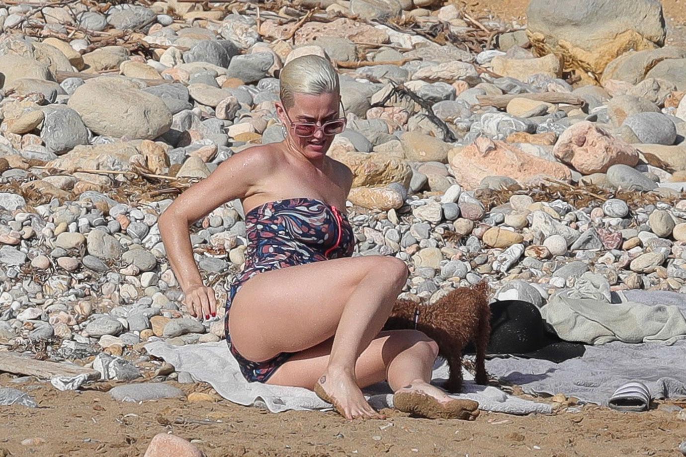 Katy Perry Looks Great In One Piece Swimsuit