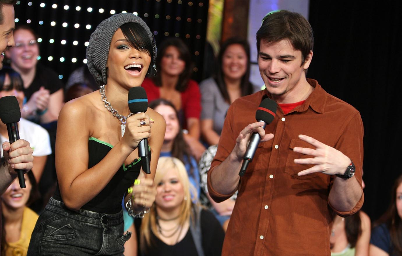 Rihanna and Josh Hartnett were seen on the set of MTV’s TRL. She wore stonewashed jeans, and he wore a maroon flannel with a red T-shirt underneath.