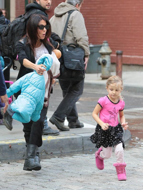 //bethenny frankel daughter bryn hoppy runs into traffic