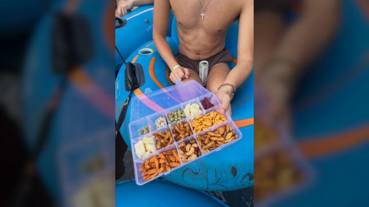 A photo of a 'snacklebox'
