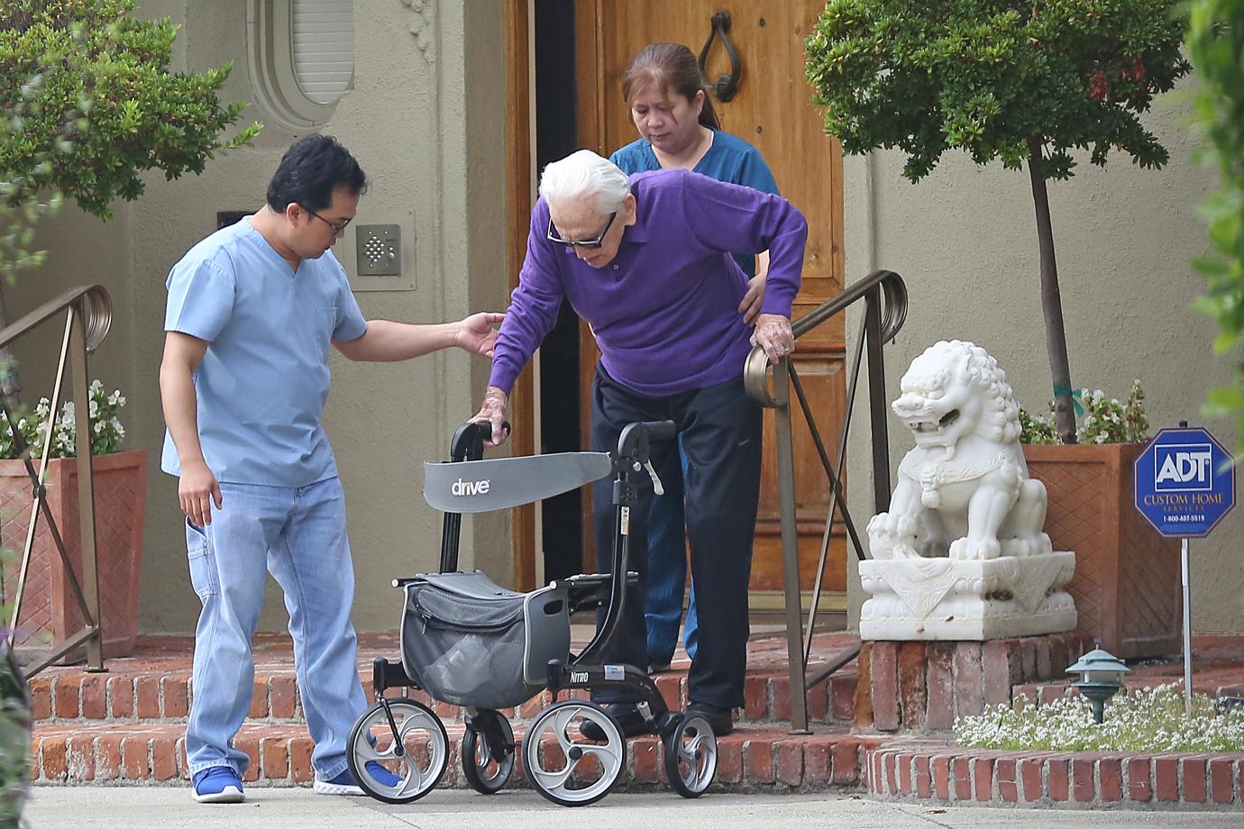 Kirk Douglas – 102-Year-Old Hollywood Legend Goes For A Walk In Beverly Hills