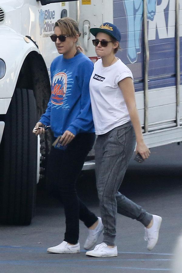 //kristen stewart puts arm around girlfriend