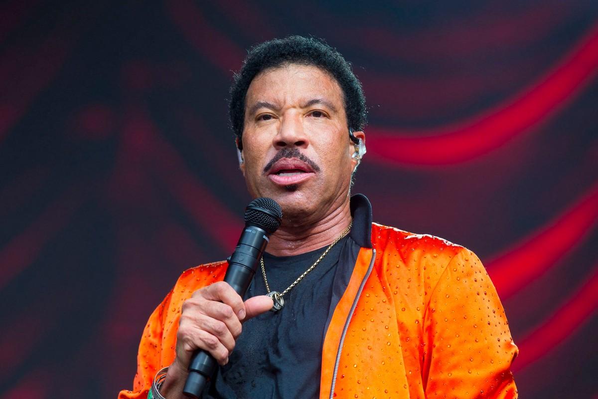 Advisers are reportedly urging the 'American Idol' judge to undergo a comprehensive medical workup before returning to the stage.