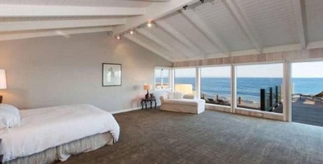 //leonardo dicaprio sells   million malibu mansion