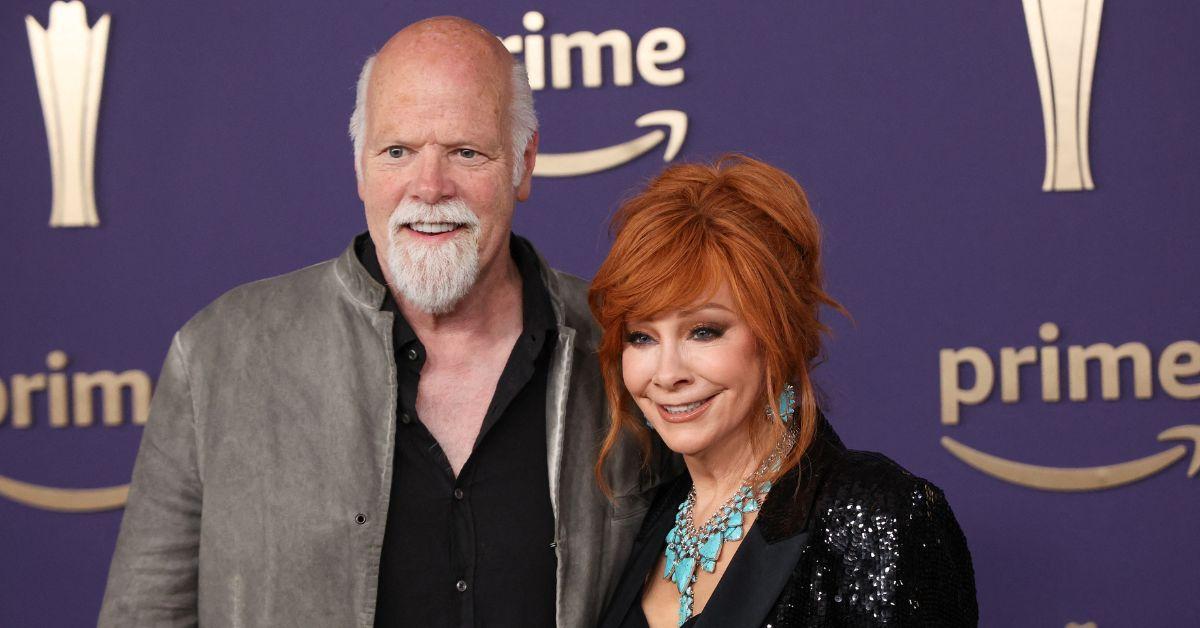 Reba McEntire and Rex Linn drew attention on the 'Happy's Place' set for their frequent public display of affection.