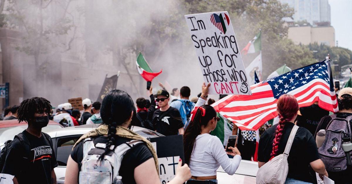 ice war zone immigration raid turns deadly minneapolis  year old killed