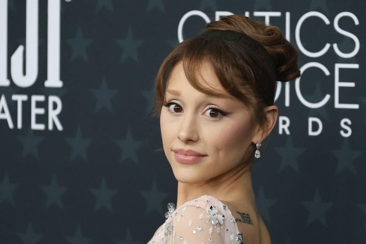 Ariana Grande reportedly preferred viewing herself through phone filters during glam sessions and once resisted removing heavy spray tans.