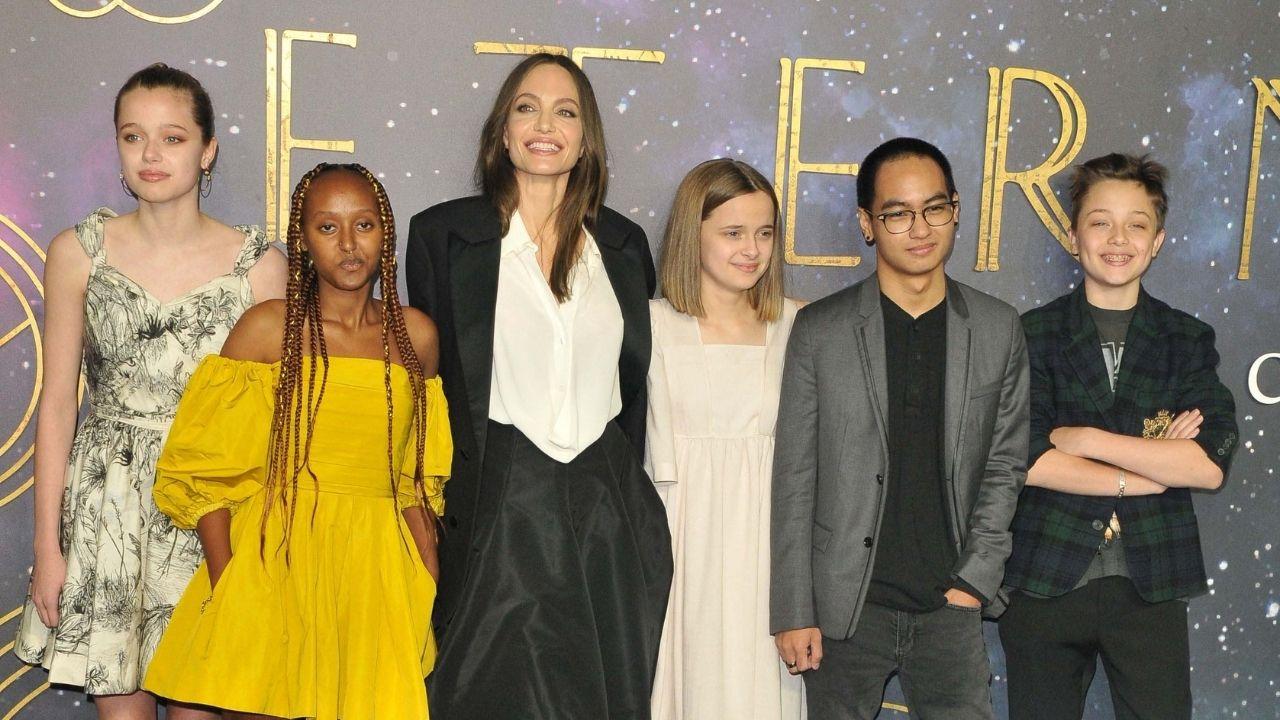 Photo of Angelina Jolie with her 5 kids (Shiloh, Zahara, Vivien, Maddox and Knox)