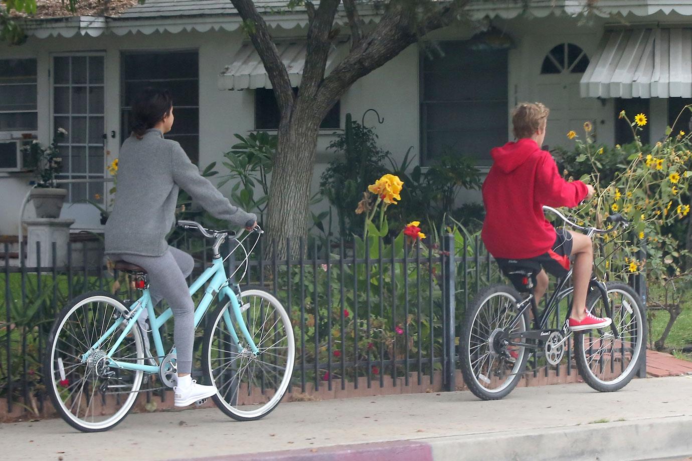 //justin bieber dating selena gomez riding bikes