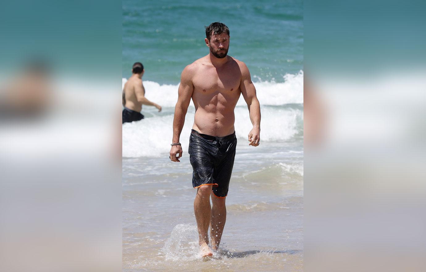 Chris Hemsworth Shows Of His Amazing Beach Body