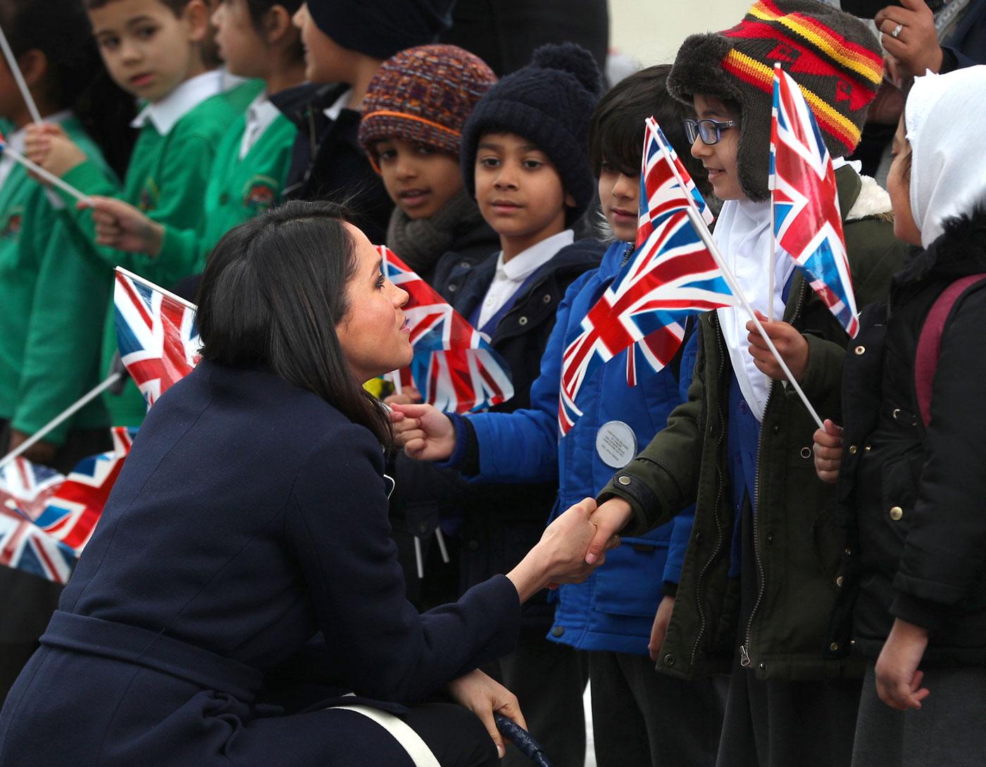 //Meghan Markle hugs fans Prince Harry