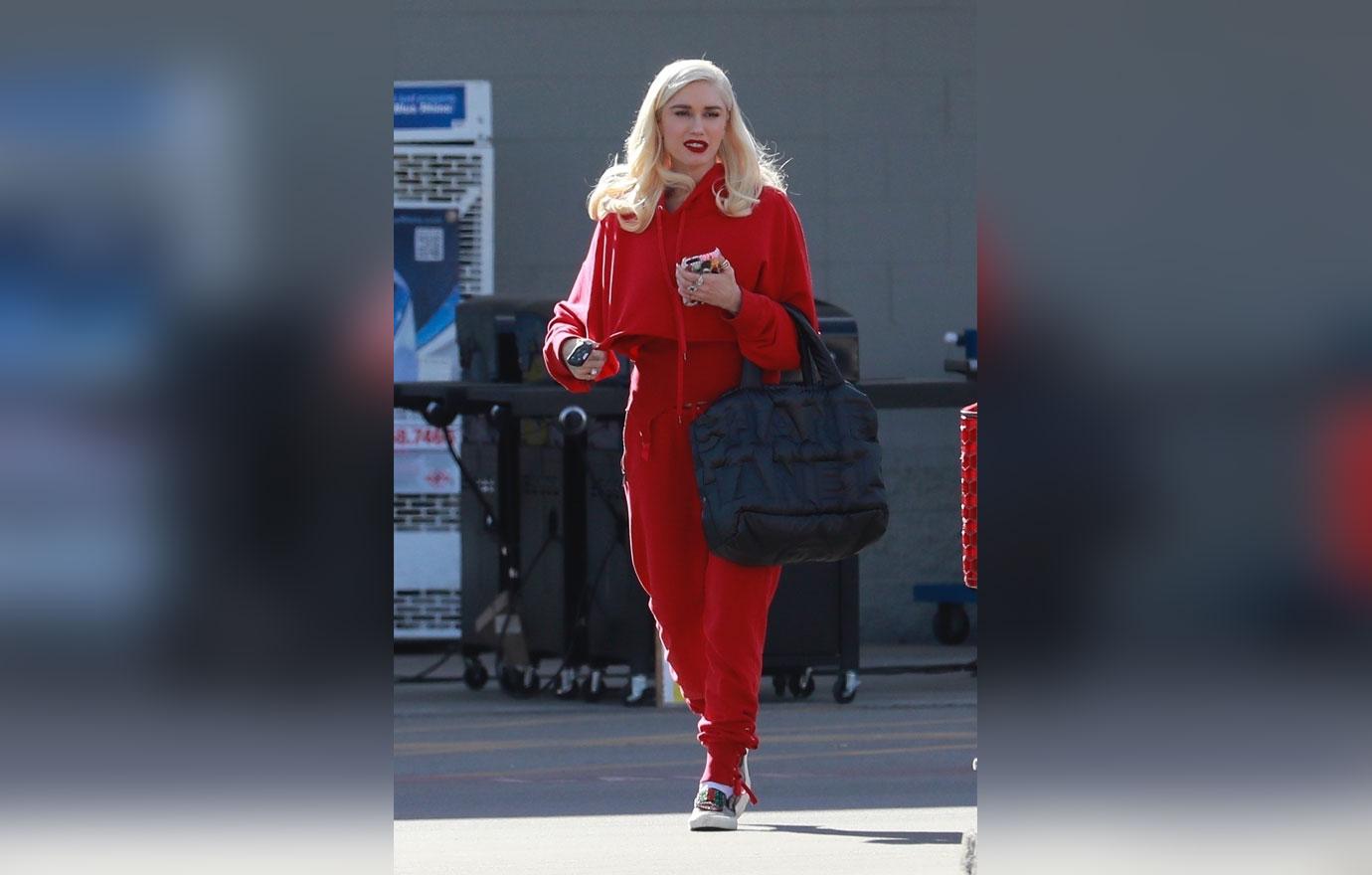 Gwen Stefani Dresses In Red For Holidays Pregnancy Rumors