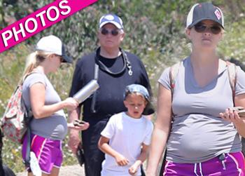 //reese witherspoon hiking dad gsi akm