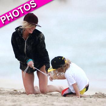 Ashlee Simpson exibe magreza em praia do Havaí