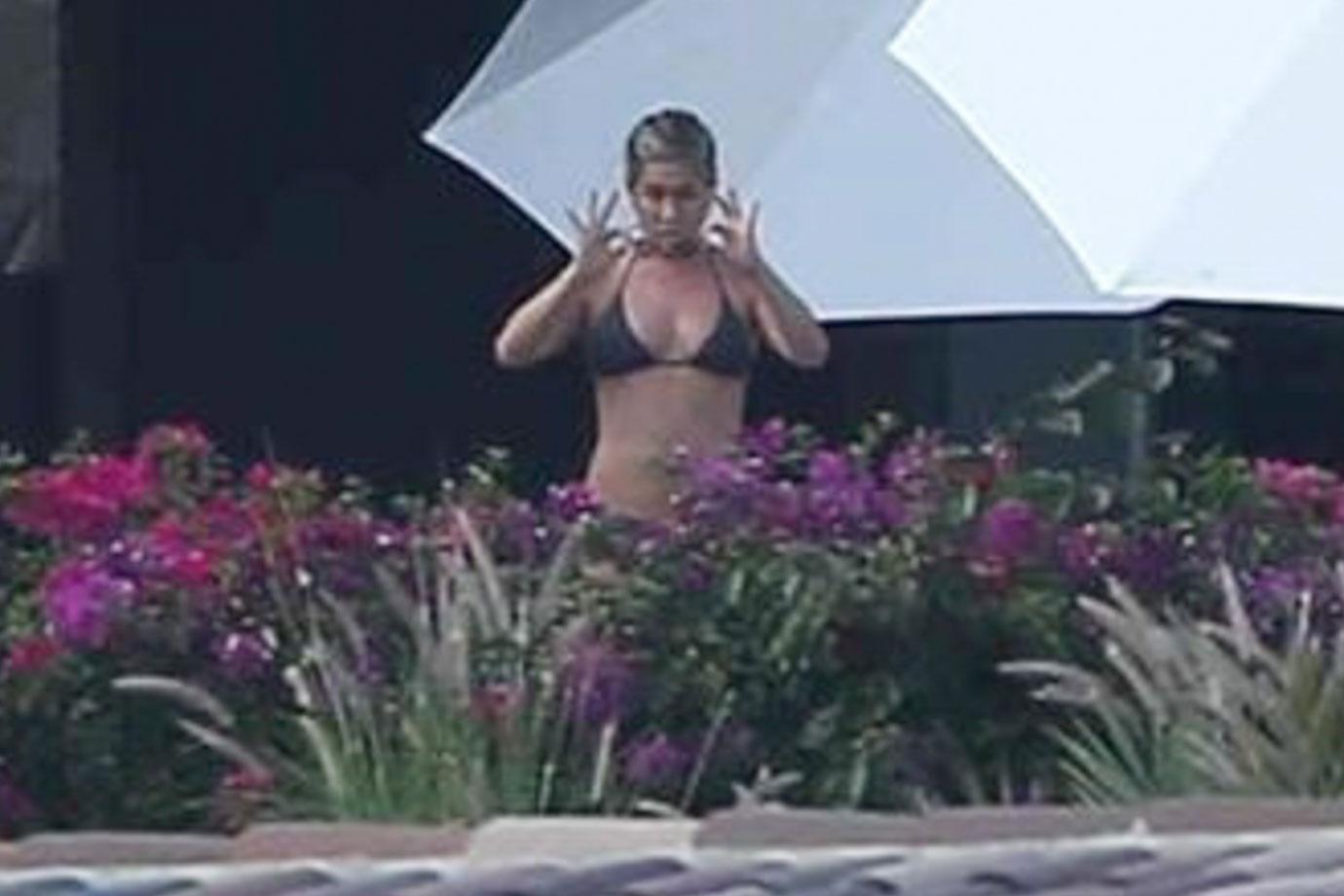 Jennifer Aniston Flaunts Amazing Bikini Body In Mexico