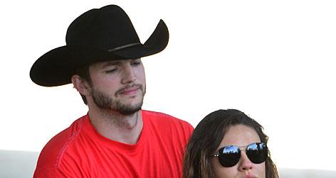 //ashton kutcher being mean to pregnant mila kunis