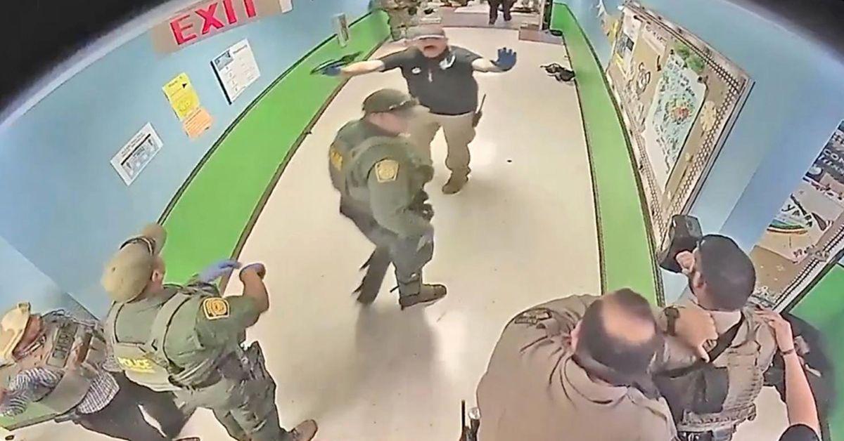 Shocking Body Cam Footage Shows Uvalde School Police Chief Negotiat 3918