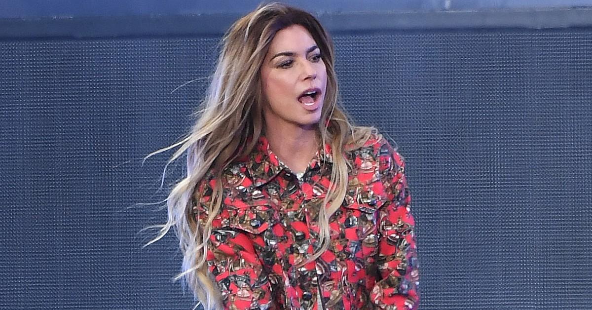 Shania Twain abruptly interrupts her London concert in a bizarre moment to blow her nose