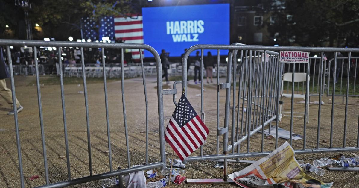 Photo of Kamala Harris and Tim Waltz rally