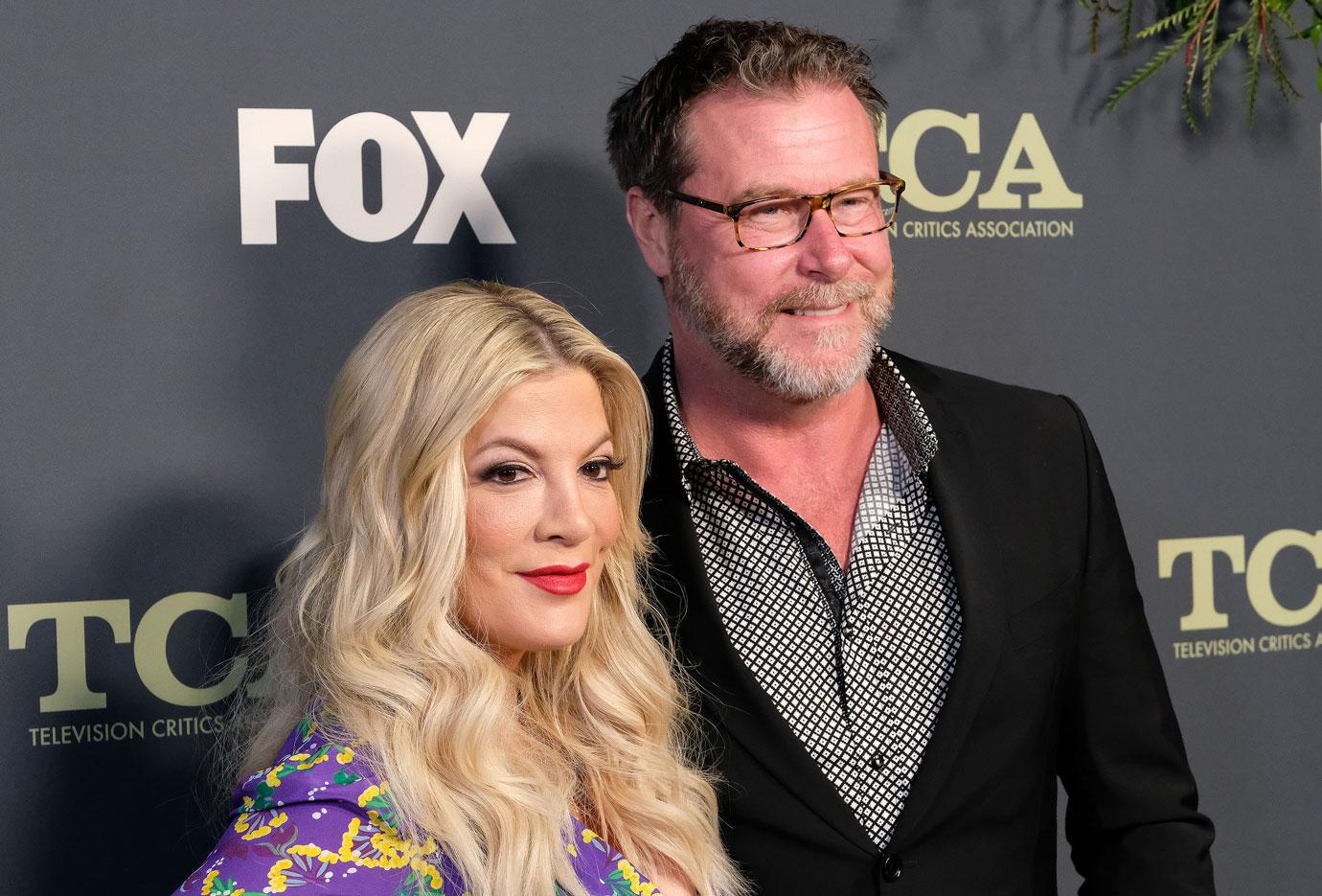 tori spelling husband dean mcdermott red carpet alone hiding wedding ring divorce