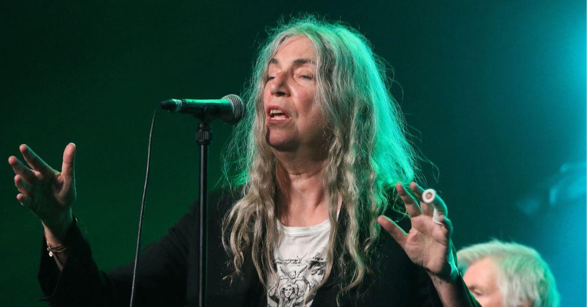 patti smith calms panicked fans death fears dizzy spells stage collapse