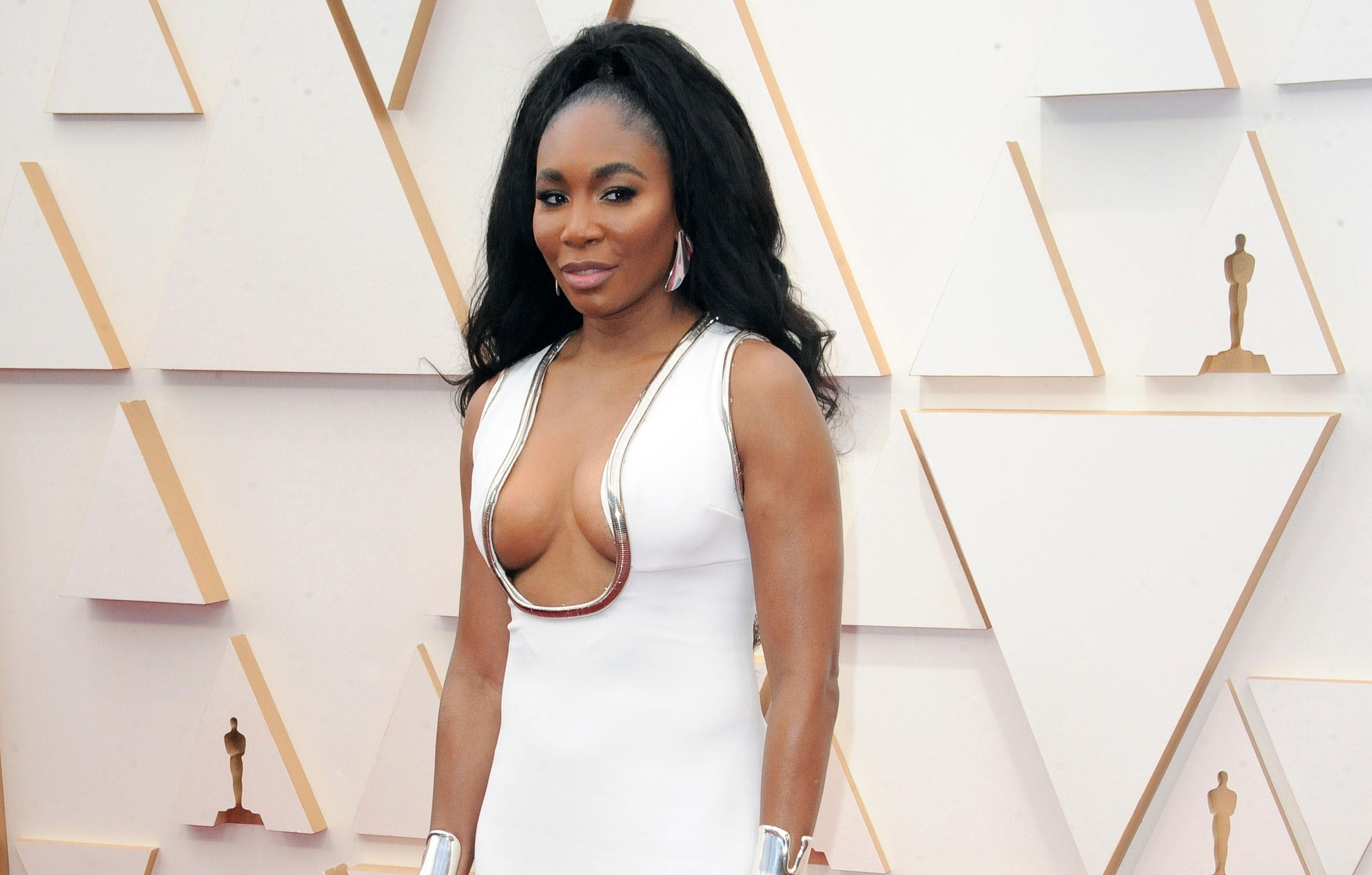 Venus Williams suffers major wardrobe malfunction in VERY low cut dress at  Oscars