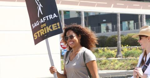 meghan markle left out suits group chat golden globes