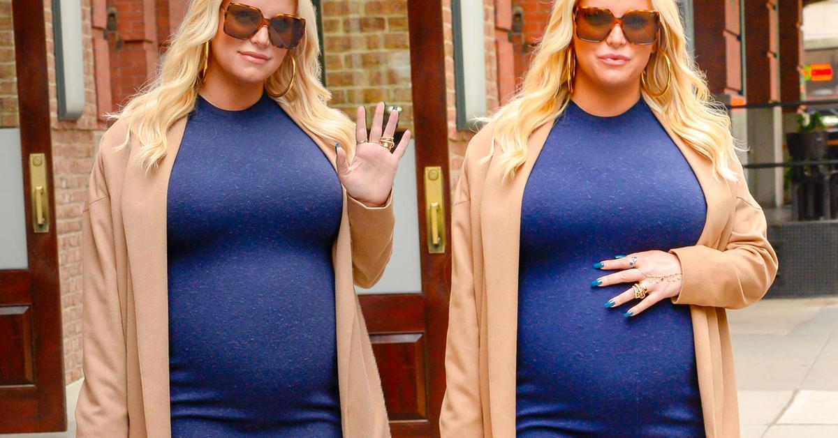 Pregnant Jessica Simpson Heads Out of New York City!: Photo