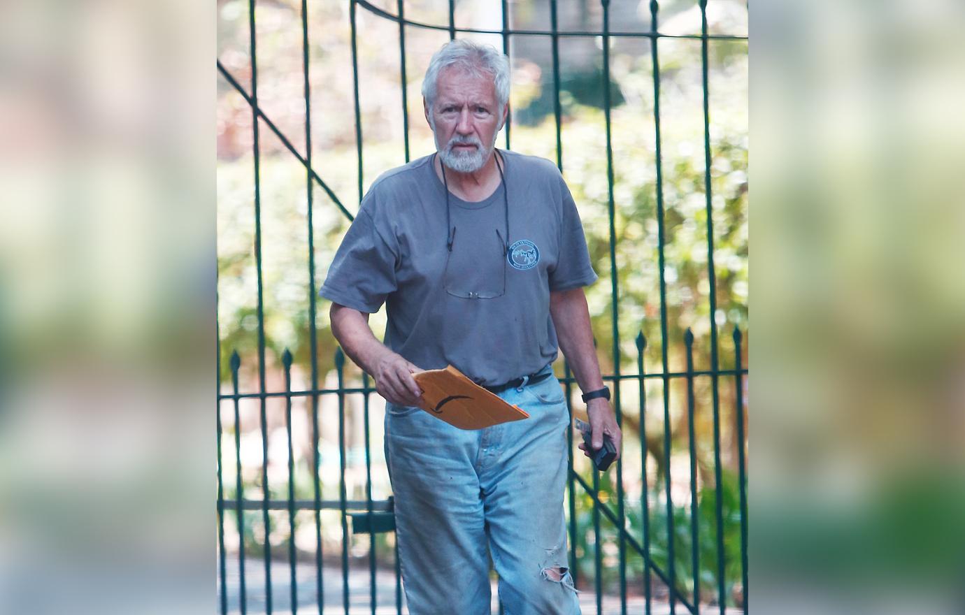 Alex Trebek – Jeopardy Host Slums It Up While Running Errands Near L.A. Home