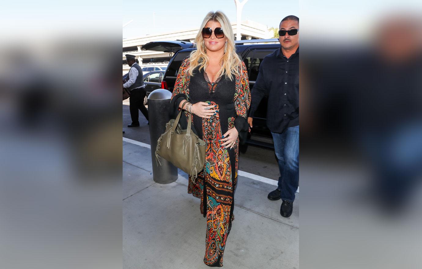 Jessica Simpson Pregnant Holds Baby Bump