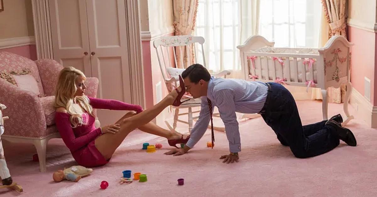 margot robbie tells how going fully frontal naked in wolf of wall street was her idea all along despite director martin scorsese telling her to wear robe