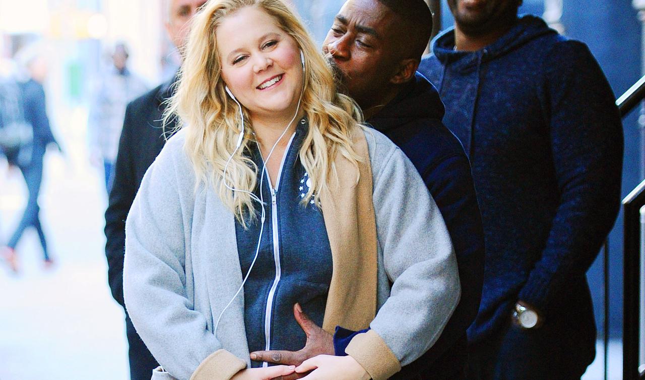 Amy Schumer Baby Bump Photos Comedian Displays Pregnancy Glow On Set(00)