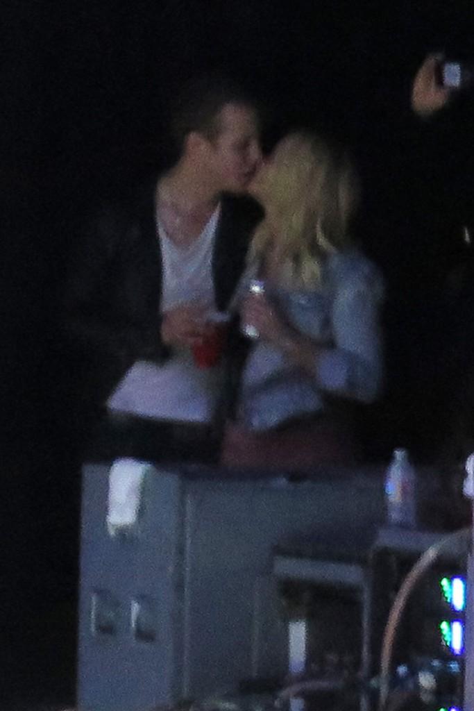 //miranda lambert boyfriend anderson east kissing photos