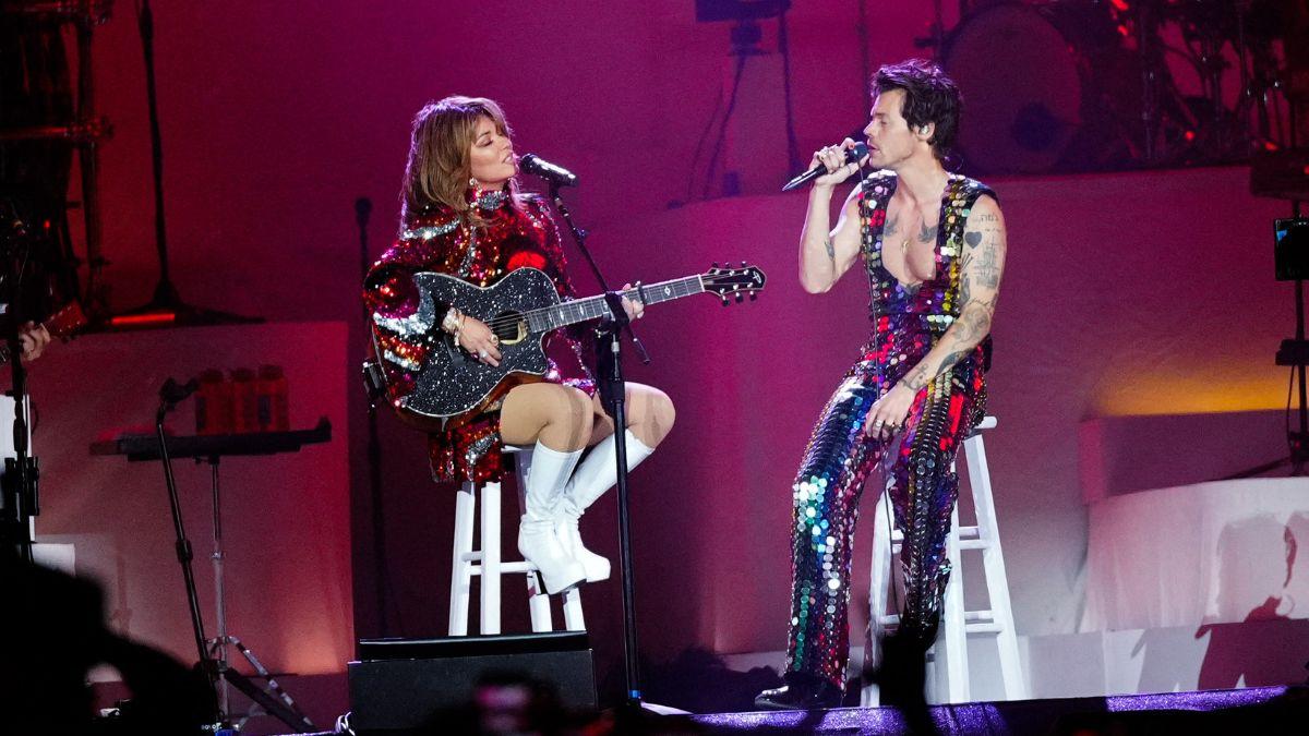 A photo of Shania Twain and Harry Styles