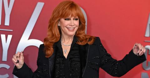 reba mcentire the voice drama spotlight grabbing